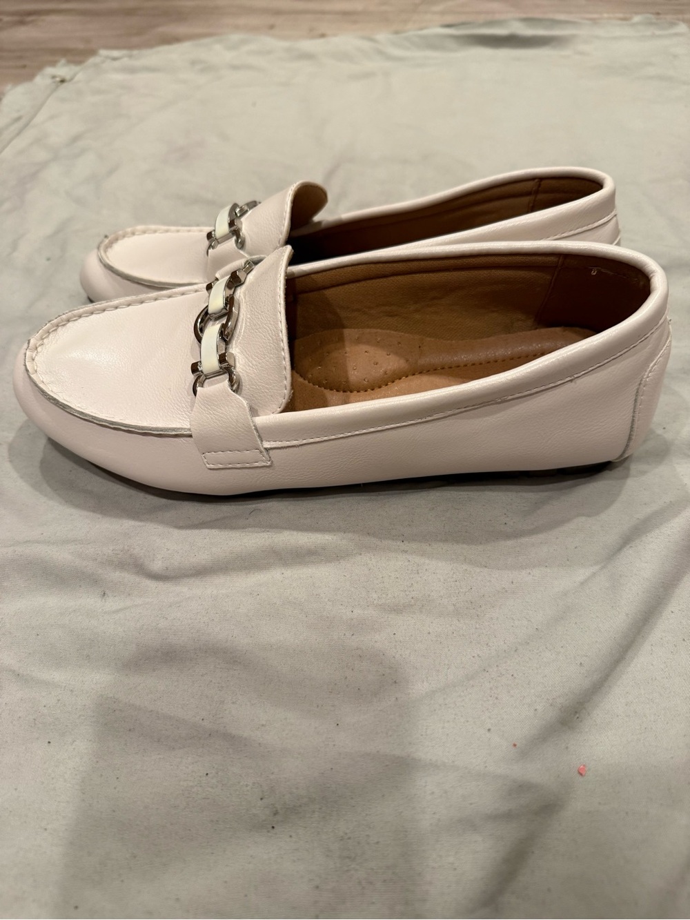 Classic White Leather Slip-On Loafers with Silver Chain Detail - Picture 3 of 6